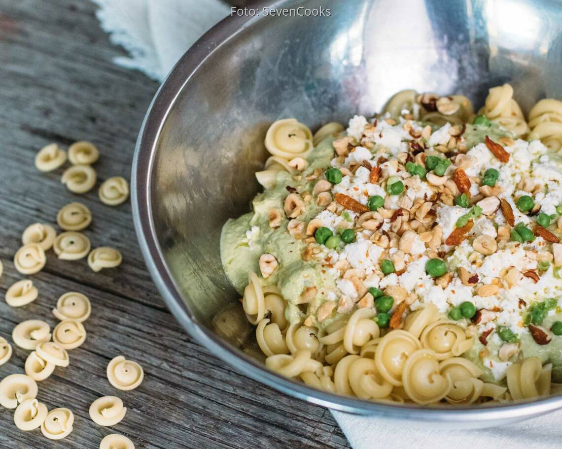 Vegetarisches Rezept: Lauwarmer Pastasalat mit Erbsendressing_2