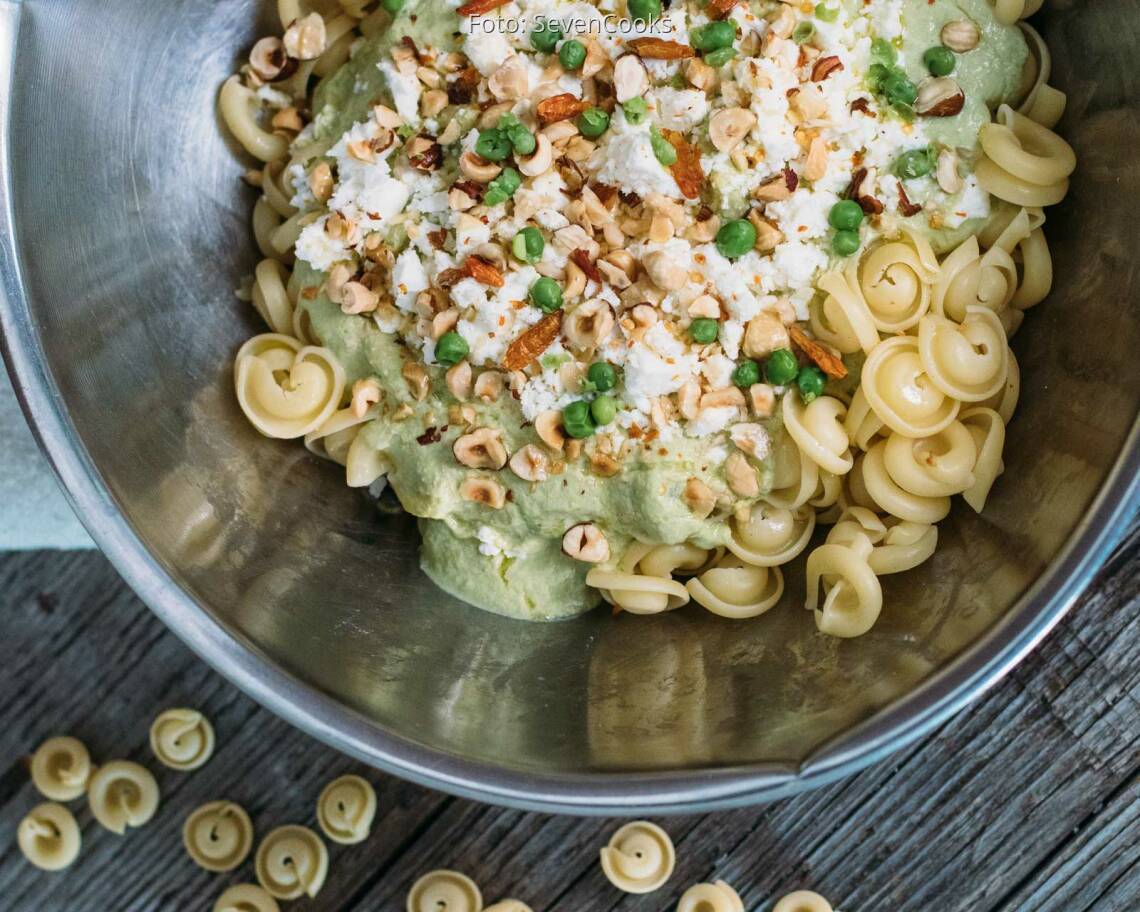 Vegetarisches Rezept: Lauwarmer Pastasalat mit Erbsendressing_3