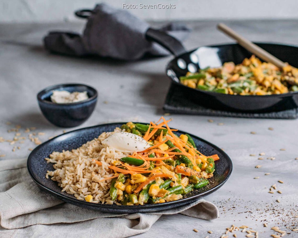 Vegetarisches Rezept: Meal Prep: Cremige Gemüsepfanne mit Reis