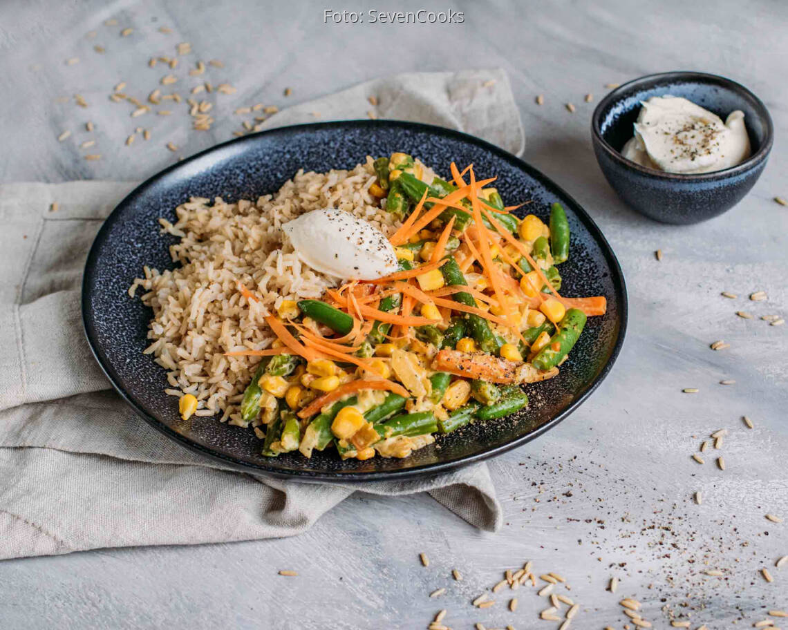 Vegetarisches Rezept: Meal Prep: Cremige Gemüsepfanne mit Reis