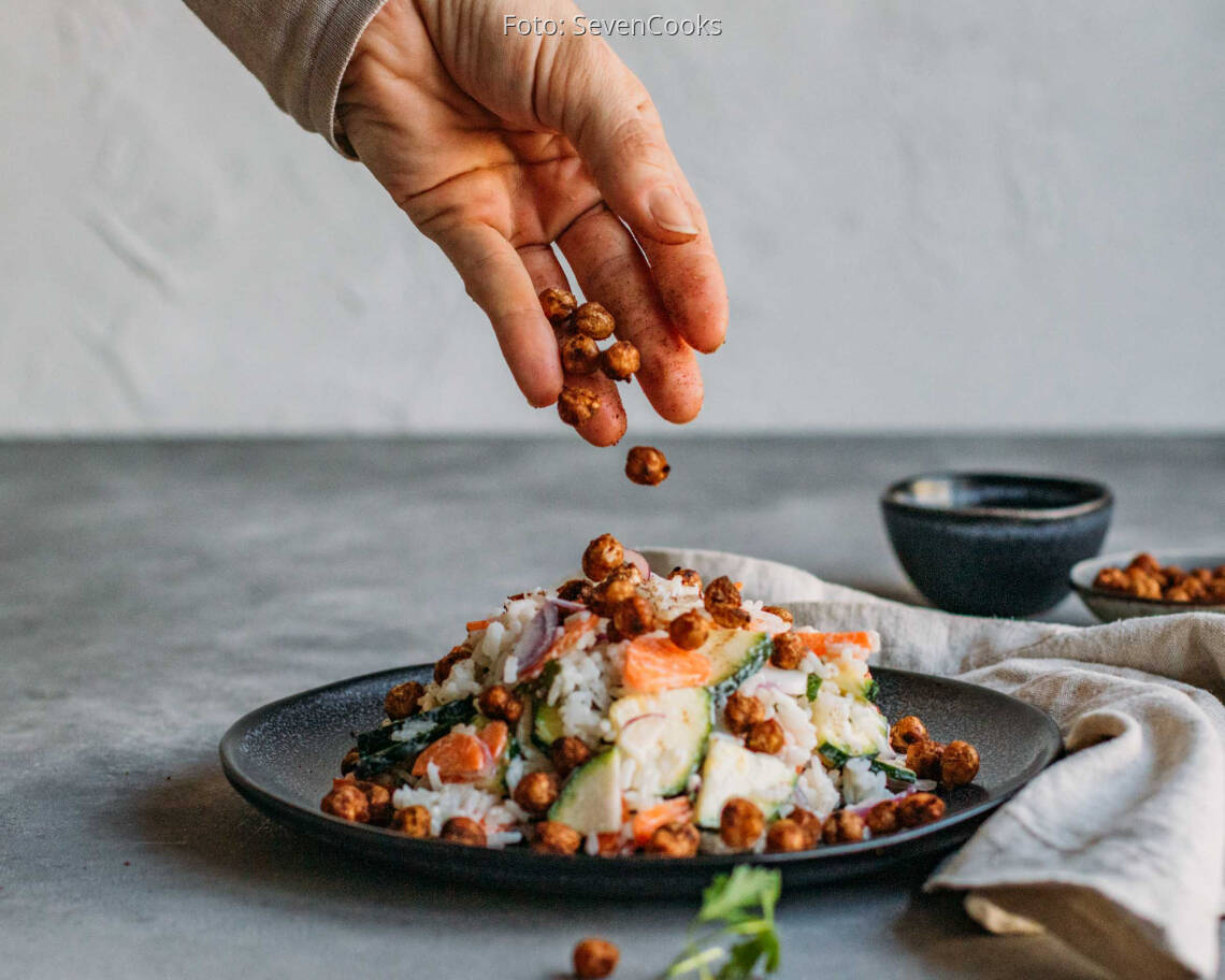 Vegetarisches Rezept: Meal Prep: Reissalat mit Joghurtdressing und gerösteten Kichererbsen 2