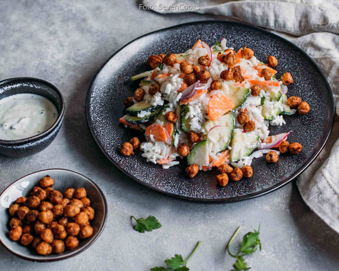 Vegetarisches Rezept: Meal Prep: Reissalat mit Joghurtdressing und gerösteten Kichererbsen 3