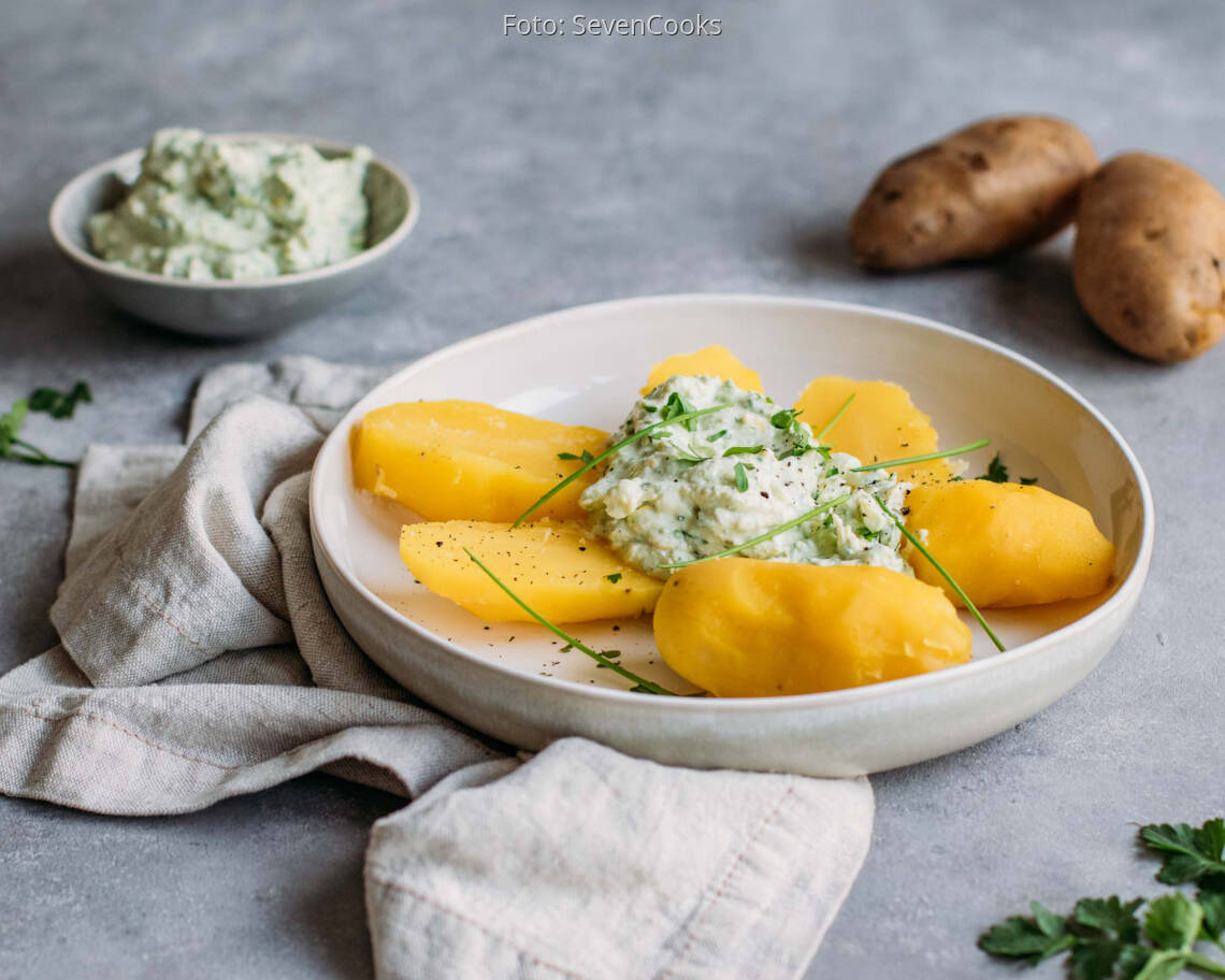 Vegetarisches Rezept: Meal-Prep: Pellkartoffeln mit Avocado-Kräuter-Quark