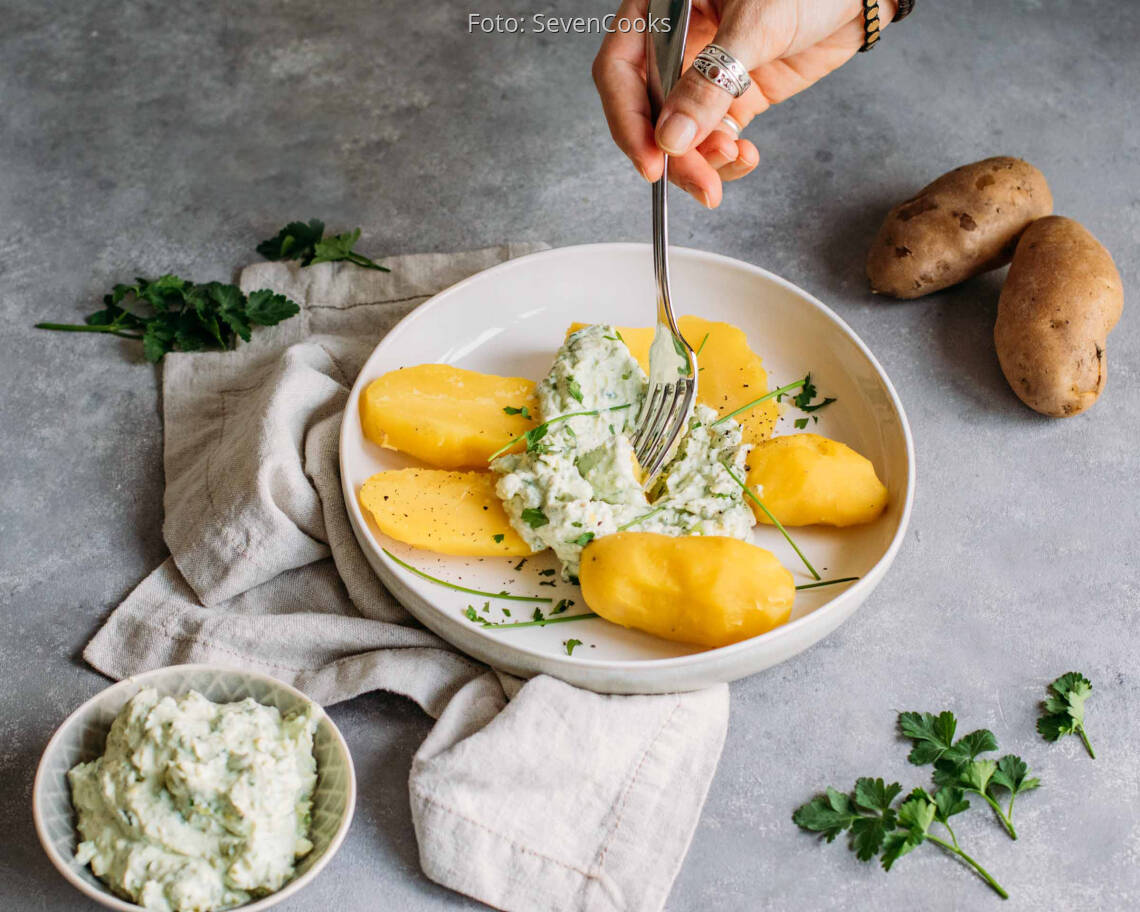 Vegetarisches Rezept: Meal-Prep: Pellkartoffeln mit Avocado-Kräuter-Quark