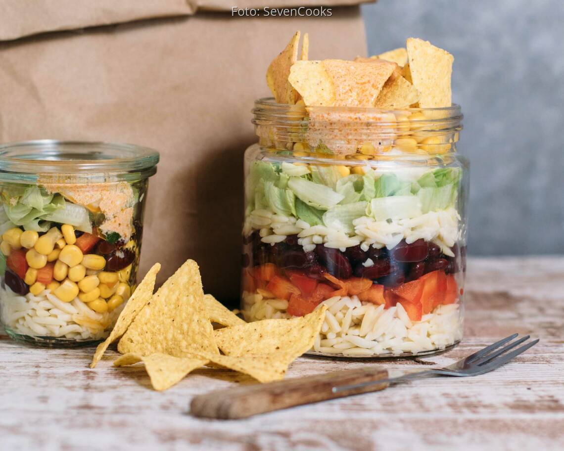 Vegetarisches Rezept: Mexikanischer Kritharaki-Nudelsalat im Glas