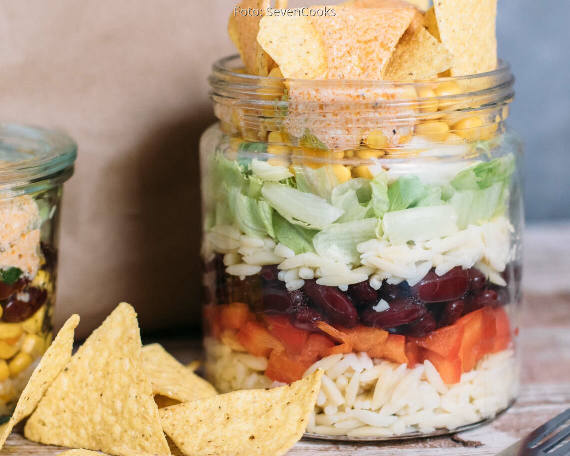 Vegetarisches Rezept: Mexikanischer Kritharaki-Nudelsalat im Glas