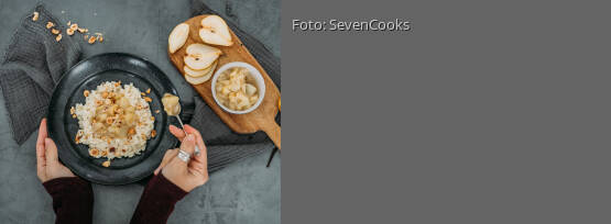 Rezeptbild für "Milchreis mit Birnenkompott und gerösteten Haselnüssen"