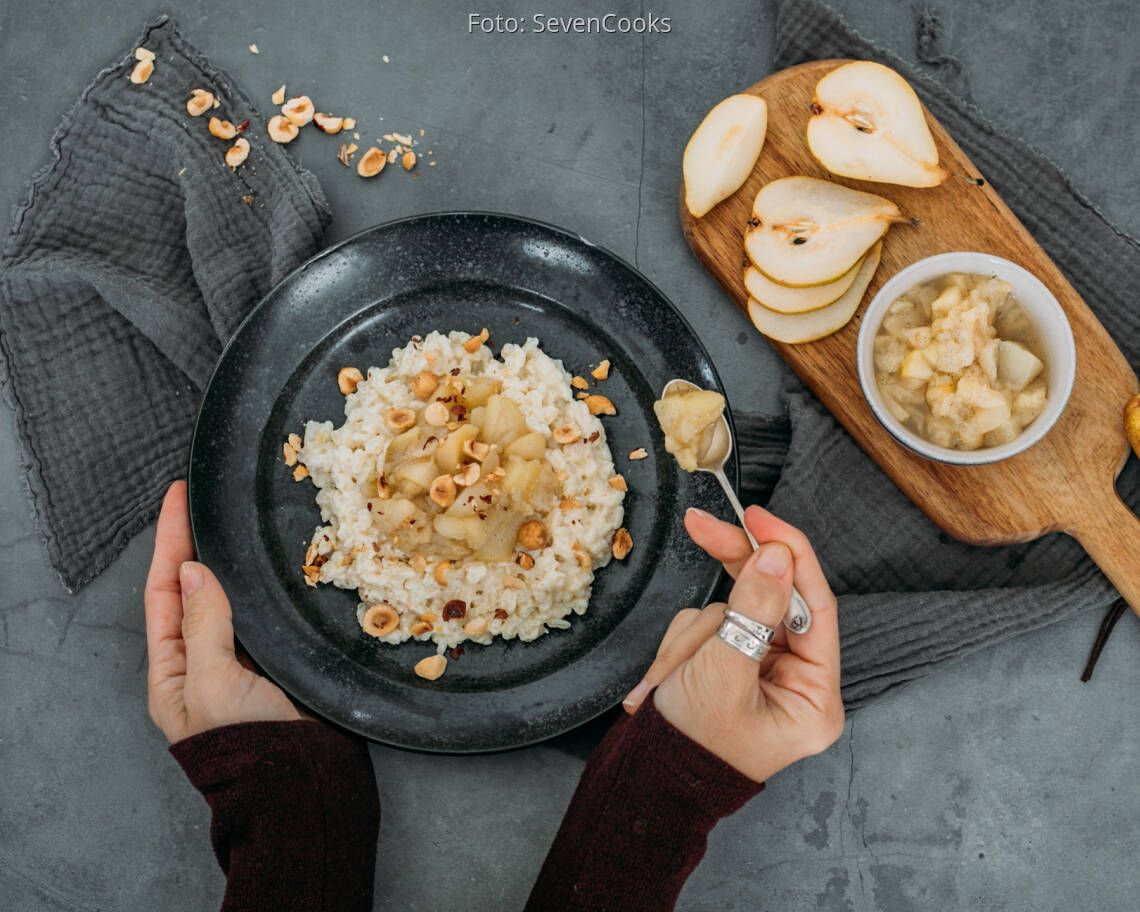 Vegetarisches Rezept: Milchreis mit Birnenkompott und gerösteten Haselnüssen 1