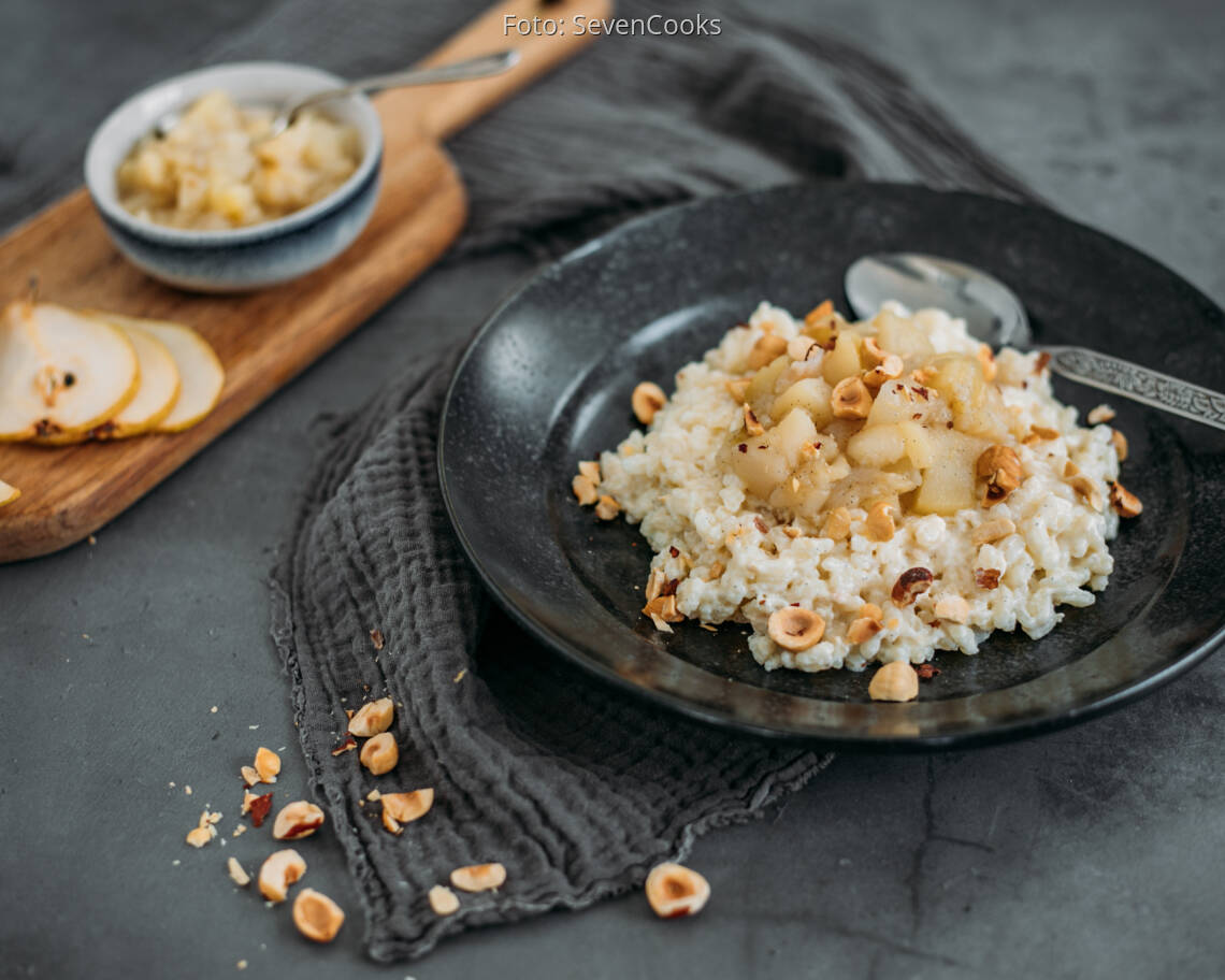 Vegetarisches Rezept: Milchreis mit Birnenkompott und gerösteten Haselnüssen 3