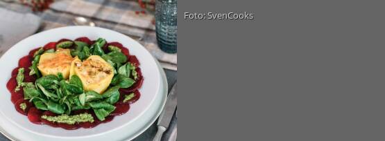 Rezeptbild für "Mini-Gemüseaufläufe auf Rote-Bete-Carpaccio mit Feldsalatpesto"