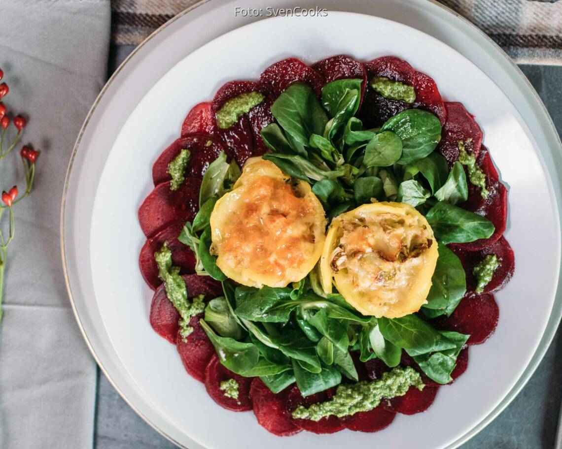 Vegetarisches Rezept: Mini-Gemüseaufläufe auf Carpaccio von der Roten Bete mit Feldsalatpesto 2