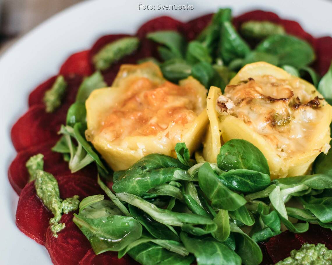 Vegetarisches Rezept: Mini-Gemüseaufläufe auf Carpaccio von der Roten Bete mit Feldsalatpesto 3