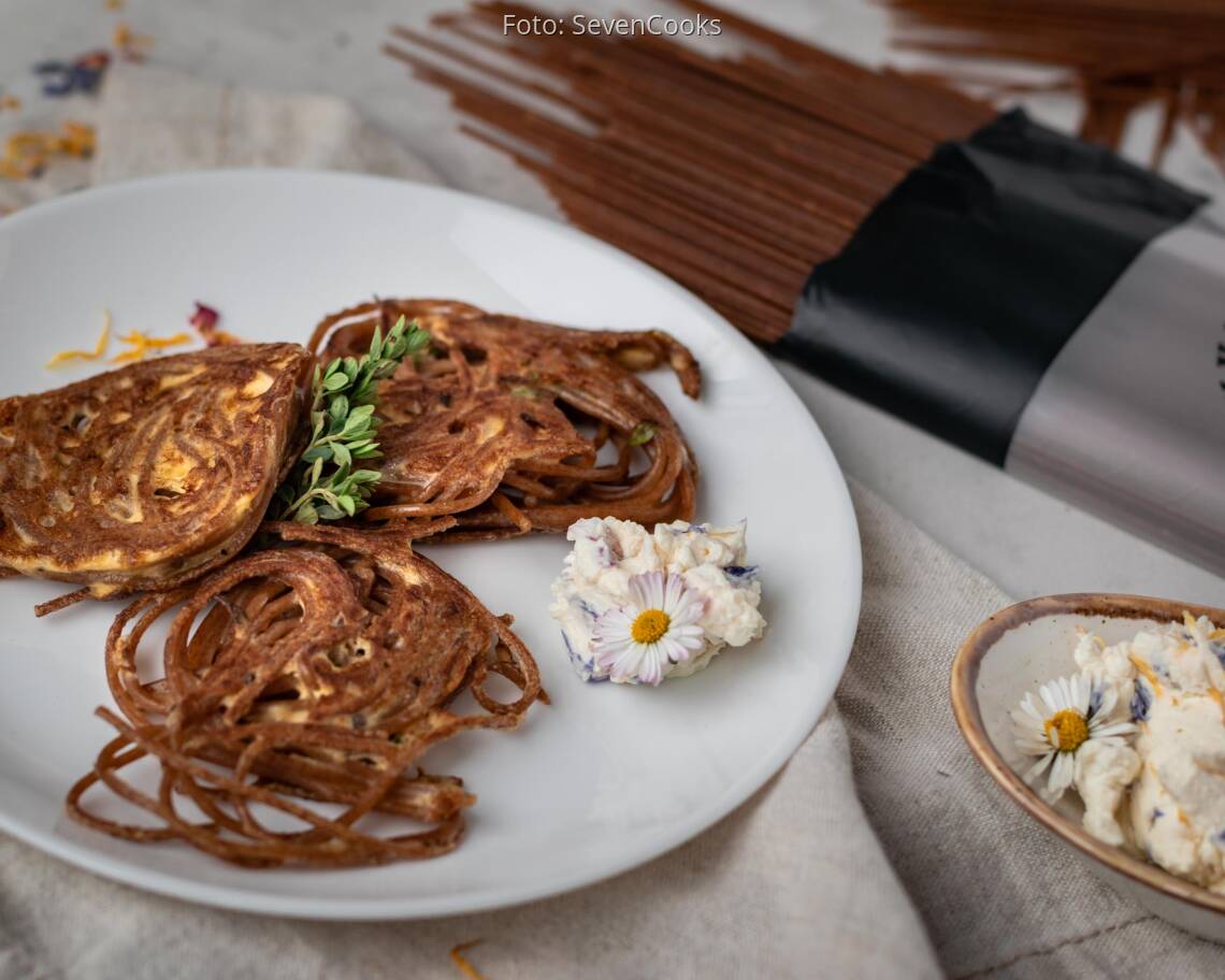 Vegetarisches Rezept: Nudelpuffer mit Blüten-Dip von DINKEL MAX 1