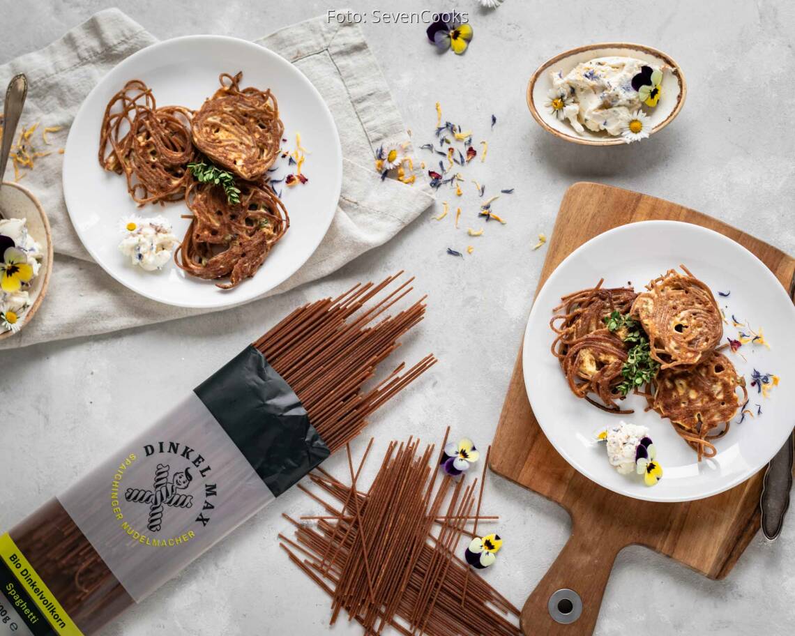 Vegetarisches Rezept: Nudelpuffer mit Blüten-Dip von DINKEL MAX 2