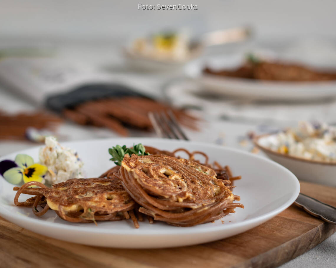 Vegetarisches Rezept: Nudelpuffer mit Blüten-Dip von DINKEL MAX 3
