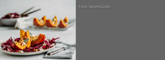 Rezeptbild für "Ofenkürbis mit nussigem Herbstsalat"