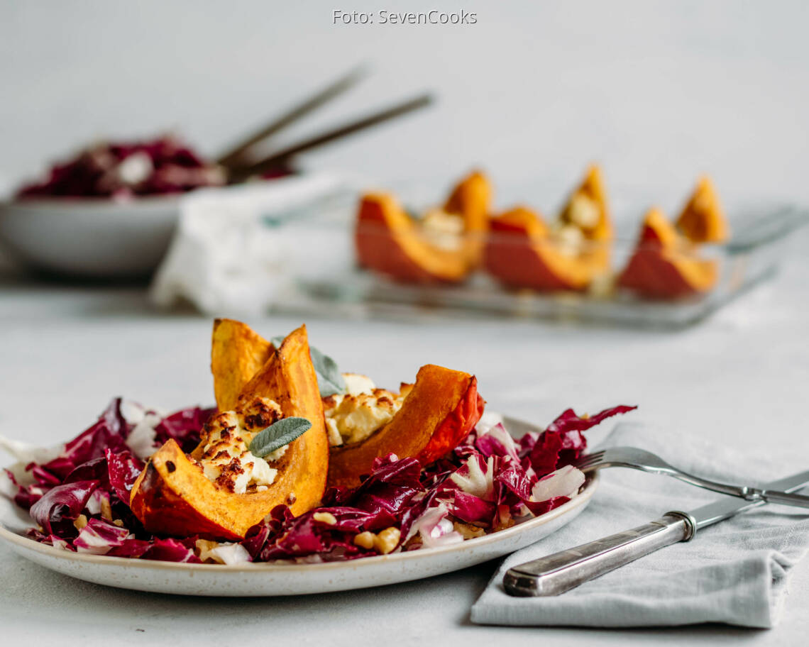Vegetarisches Rezept: Ofenkürbis mit nussigem Herbstsalat 1