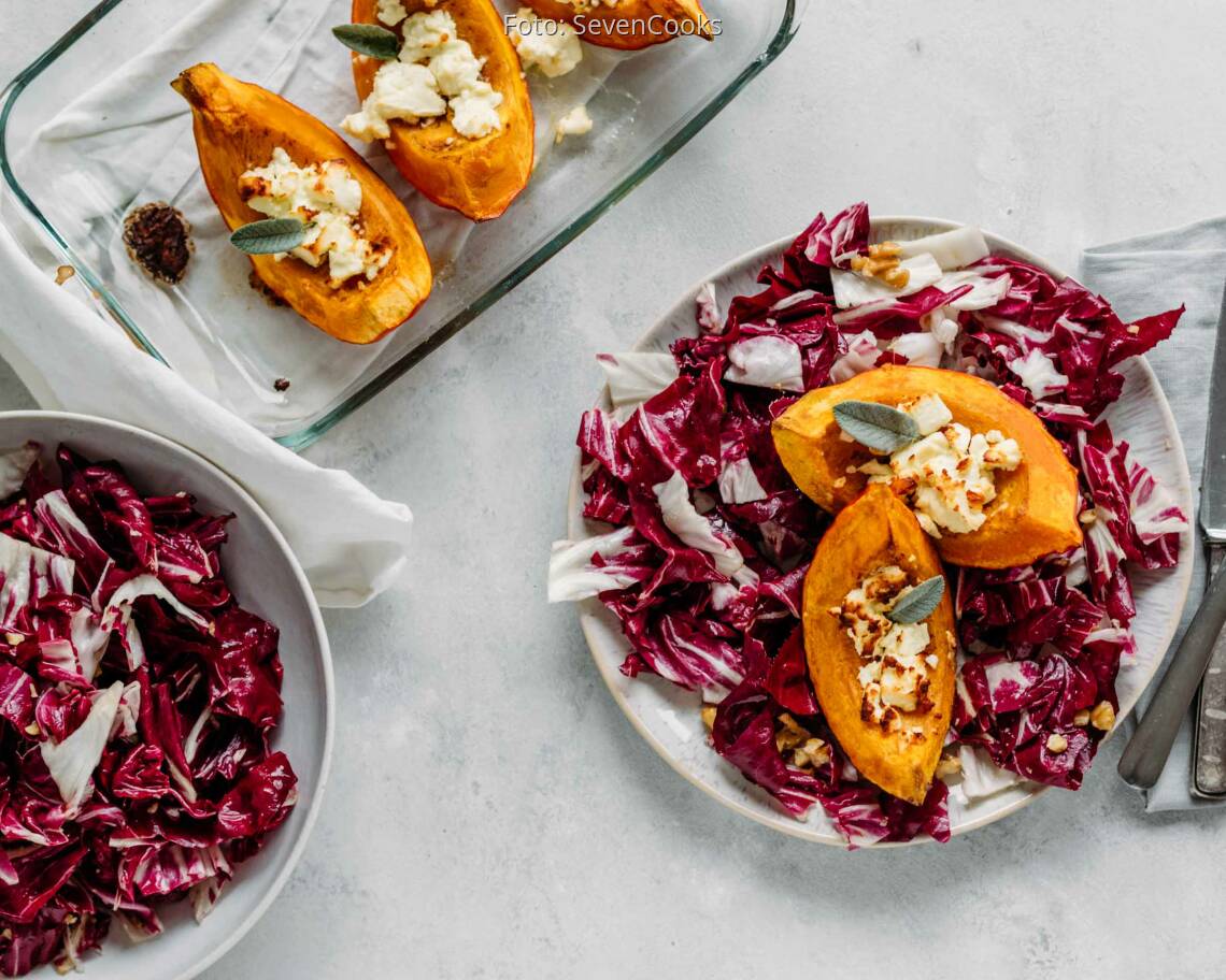 Vegetarisches Rezept: Ofenkürbis mit nussigem Herbstsalat 2