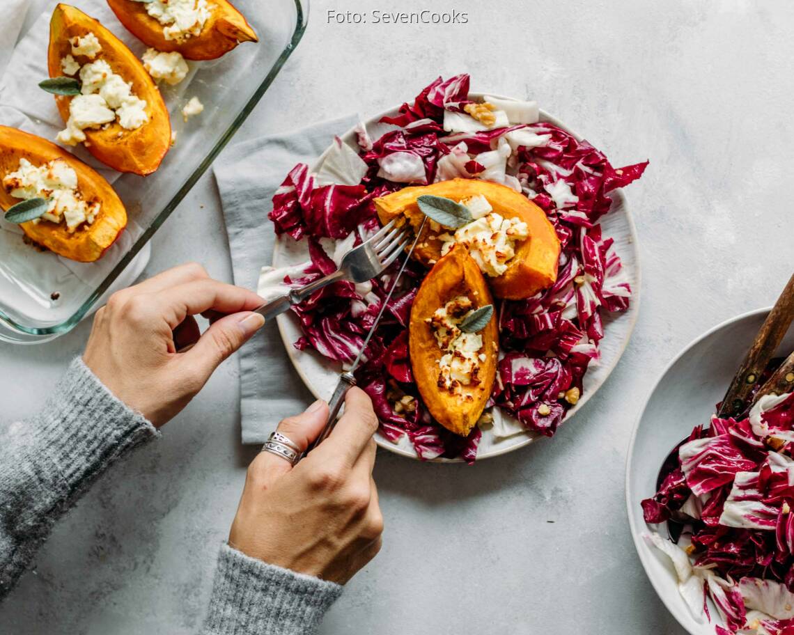 Vegetarisches Rezept: Ofenkürbis mit nussigem Herbstsalat 3