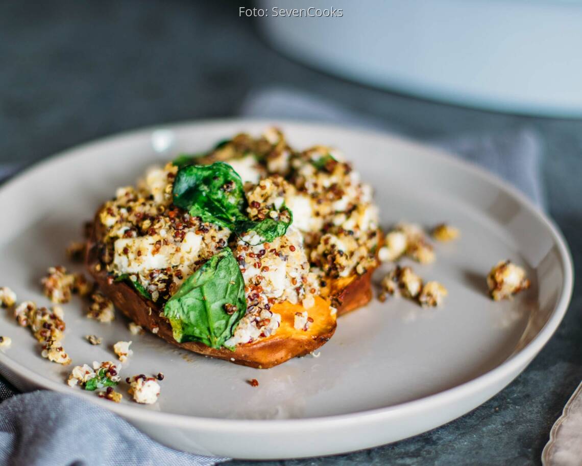 Vegetarisches Rezept: Ofen-Süßkartoffel mit Quinoa und Spinat_1