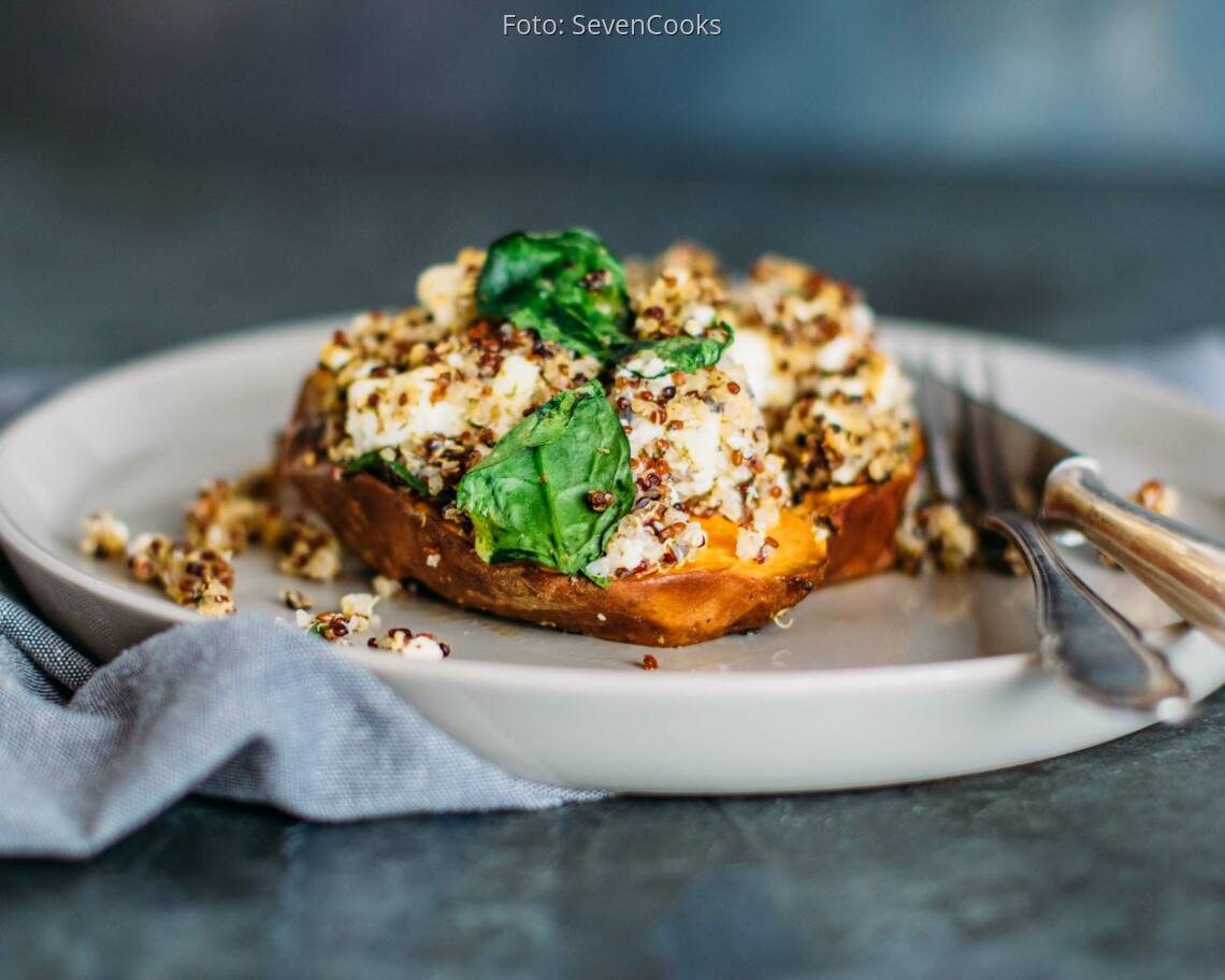 Vegetarisches Rezept: Ofen-Süßkartoffel mit Quinoa und Spinat_3