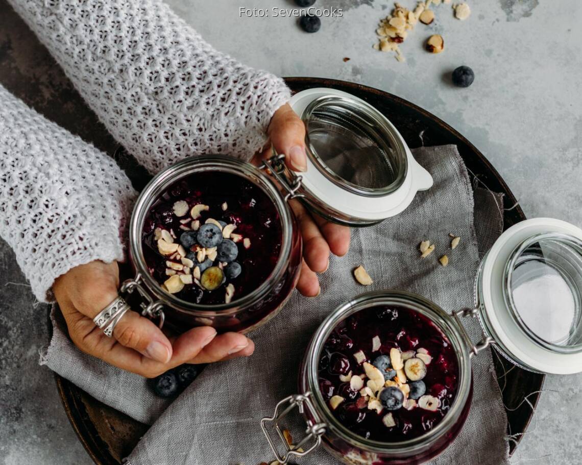 Vegetarisches Rezept: Overnight Leinsamen-Pudding mit Heidelbeerkompott