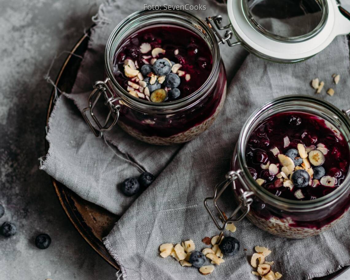 Vegetarisches Rezept: Overnight Leinsamen-Pudding mit Heidelbeerkompott