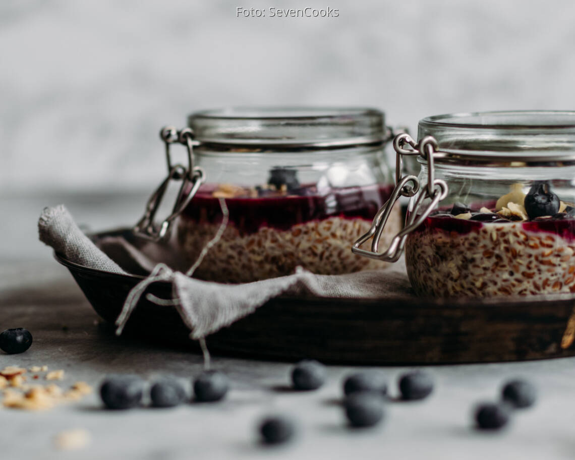 Vegetarisches Rezept: Overnight Leinsamen-Pudding mit Heidelbeerkompott