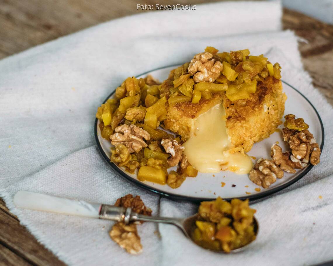 Vegetarisches Rezept: Panierter Camembert mit Apfel-Walnuss-Chutney_2