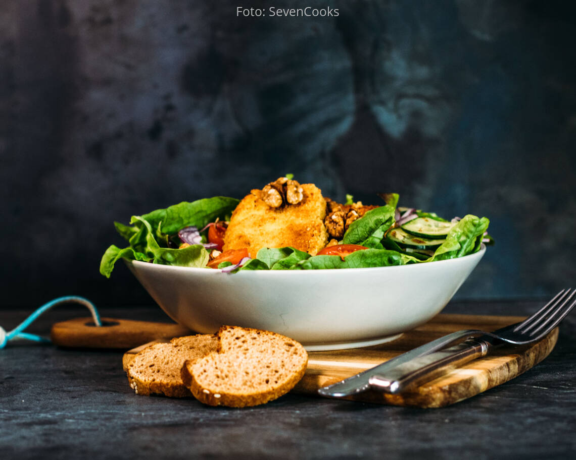 Veganes Rezept: Panierter Schafskäse auf Salatbett 1
