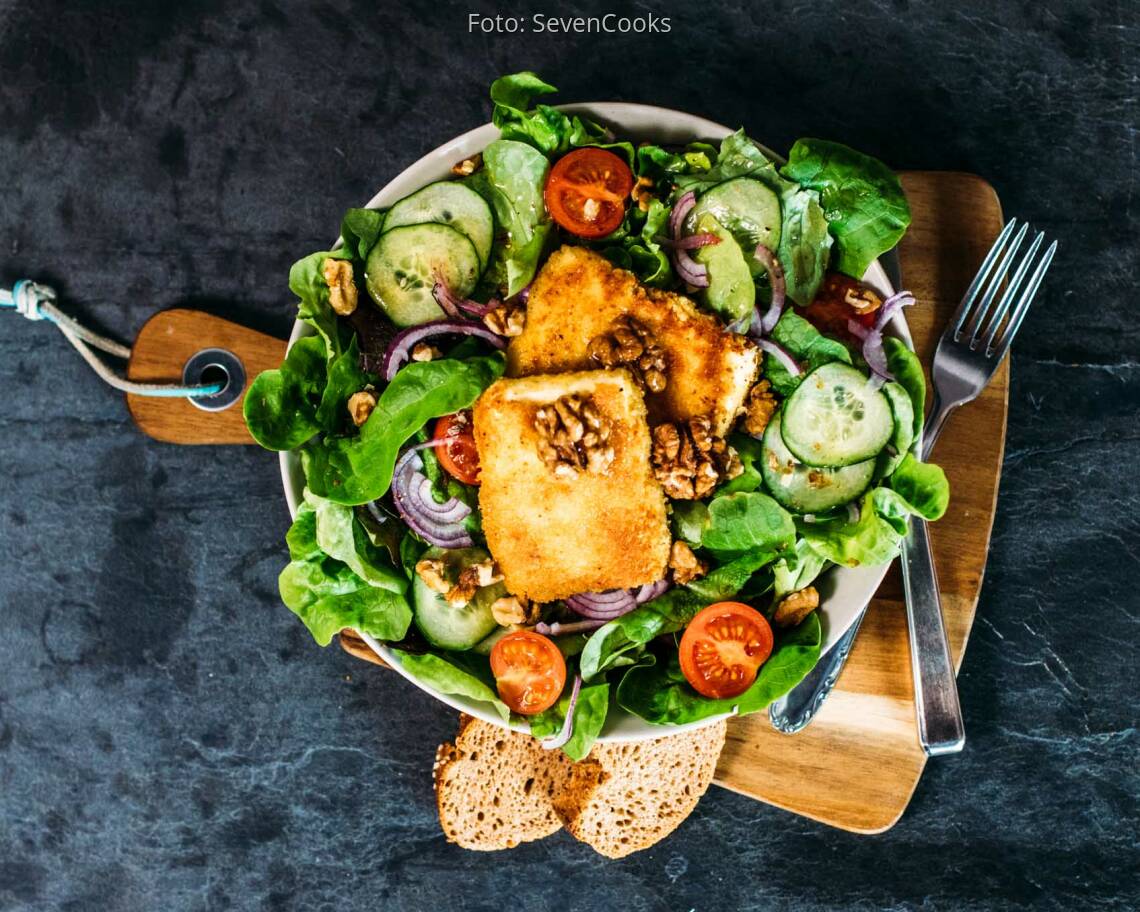 Veganes Rezept: Panierter Schafskäse auf Salatbett 3