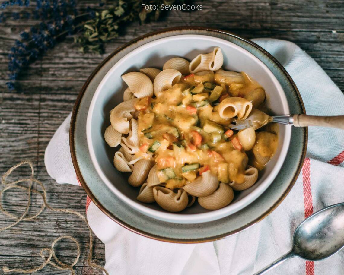 Vegetarisches Rezept: Pasta mit Paparika-Zucchini-Soße 2