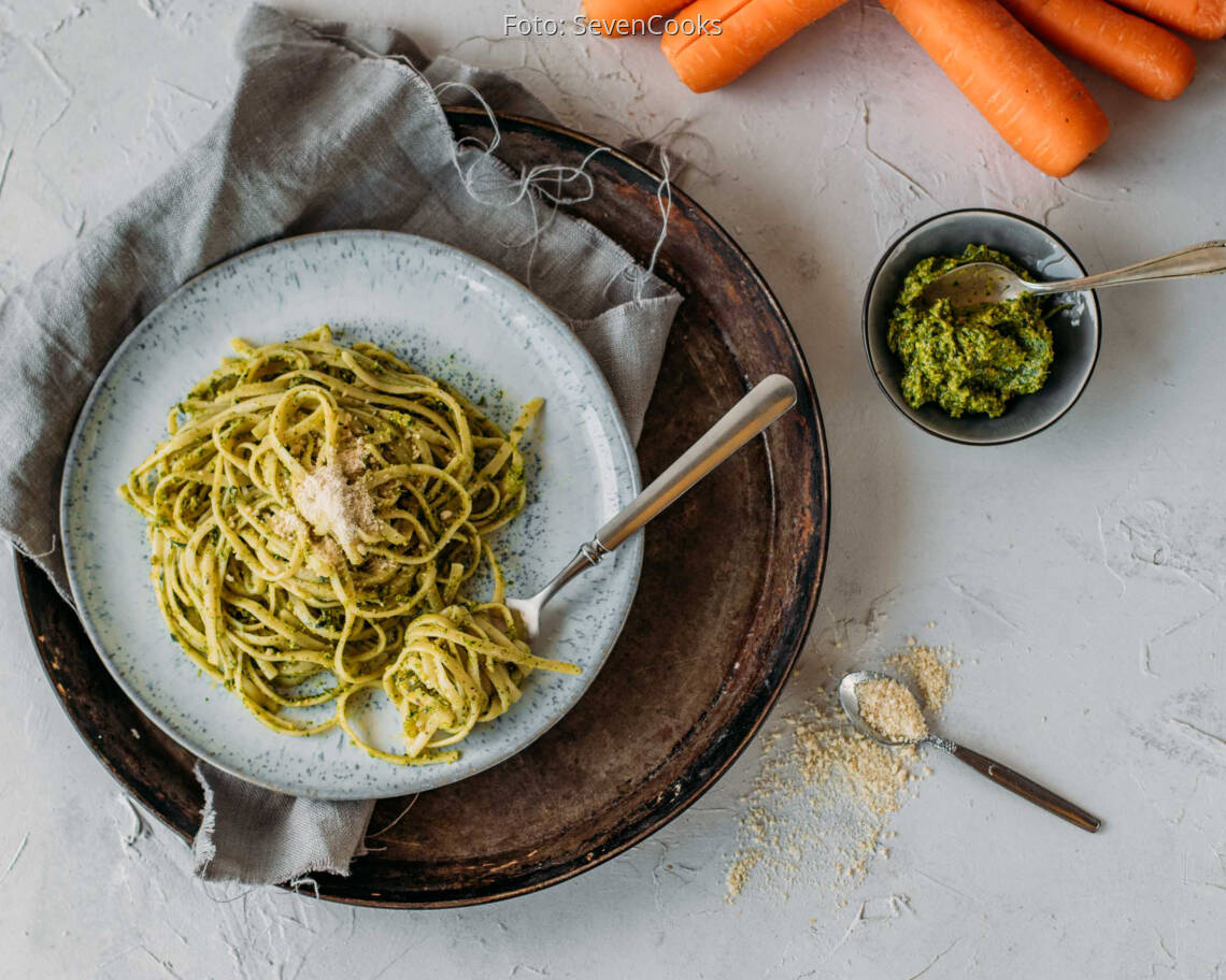 Vegetarisches Rezept: Pasta mit Pesto aus Karottengrün