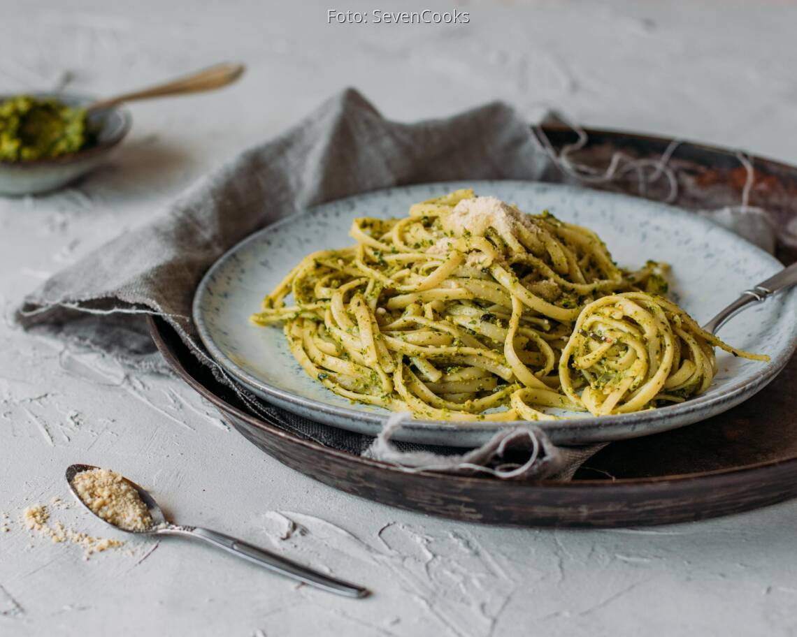 Vegetarisches Rezept: Pasta mit Pesto aus Karottengrün 2