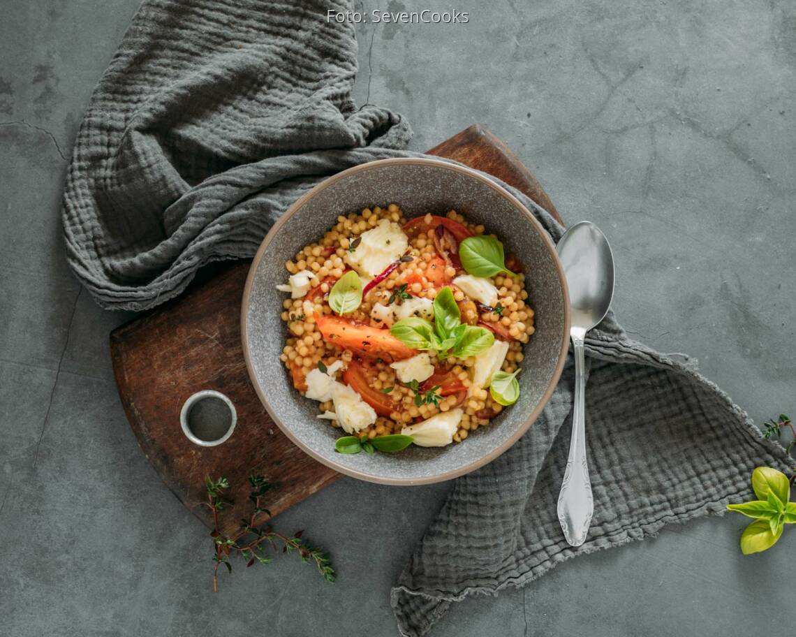 Vegetarisches Rezept: Perlcouscous mit Tomate und Mozzarella