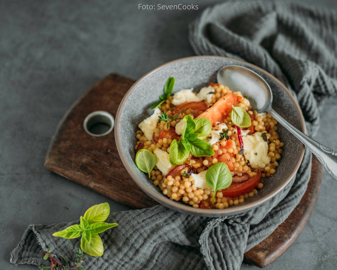 Vegetarisches Rezept: Perlcouscous mit Tomate und Mozzarella