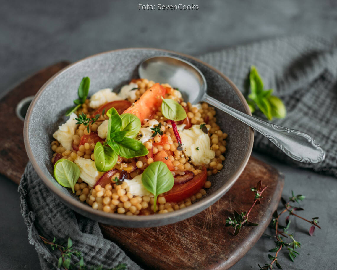 Vegetarisches Rezept: Perlcouscous mit Tomate und Mozzarella