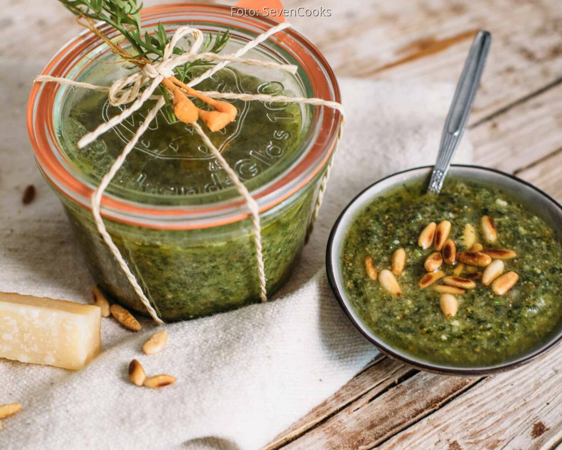 Vegetarisches Rezept: Pesto aus Karottengrün_1
