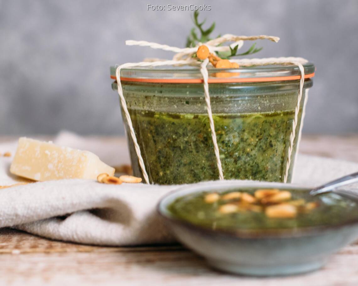 Vegetarisches Rezept: Pesto aus Karottengrün_2