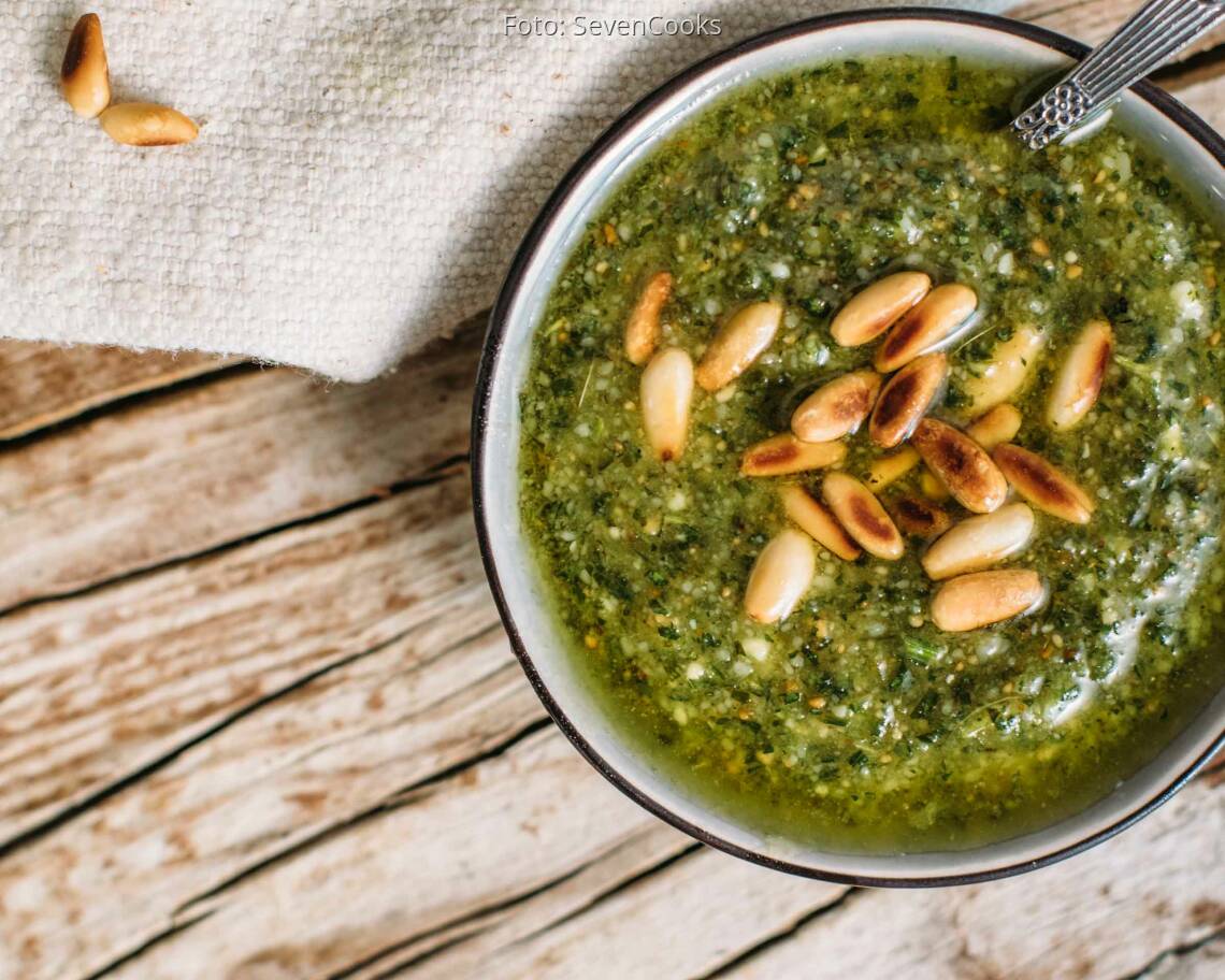 Vegetarisches Rezept: Pesto aus Karottengrün_3