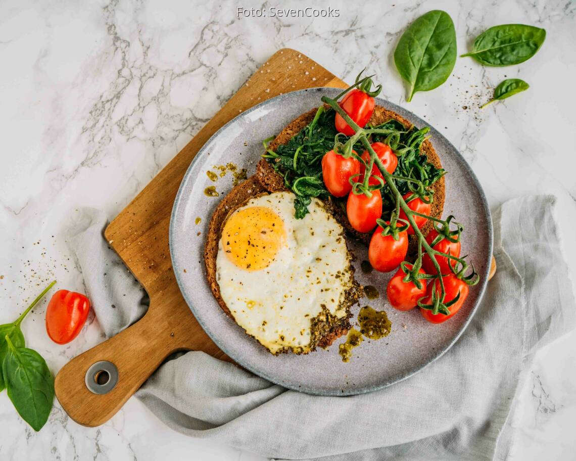 Vegetarisches Rezept: Pesto Eggs mit Spinat