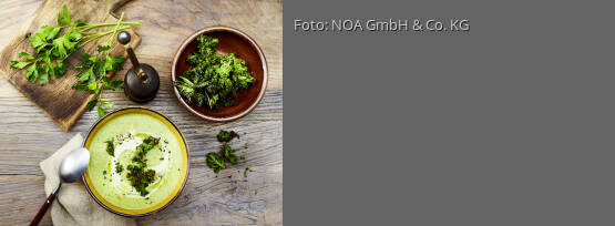 Rezeptbild für "Petersiliencremesuppe mit Hummus"