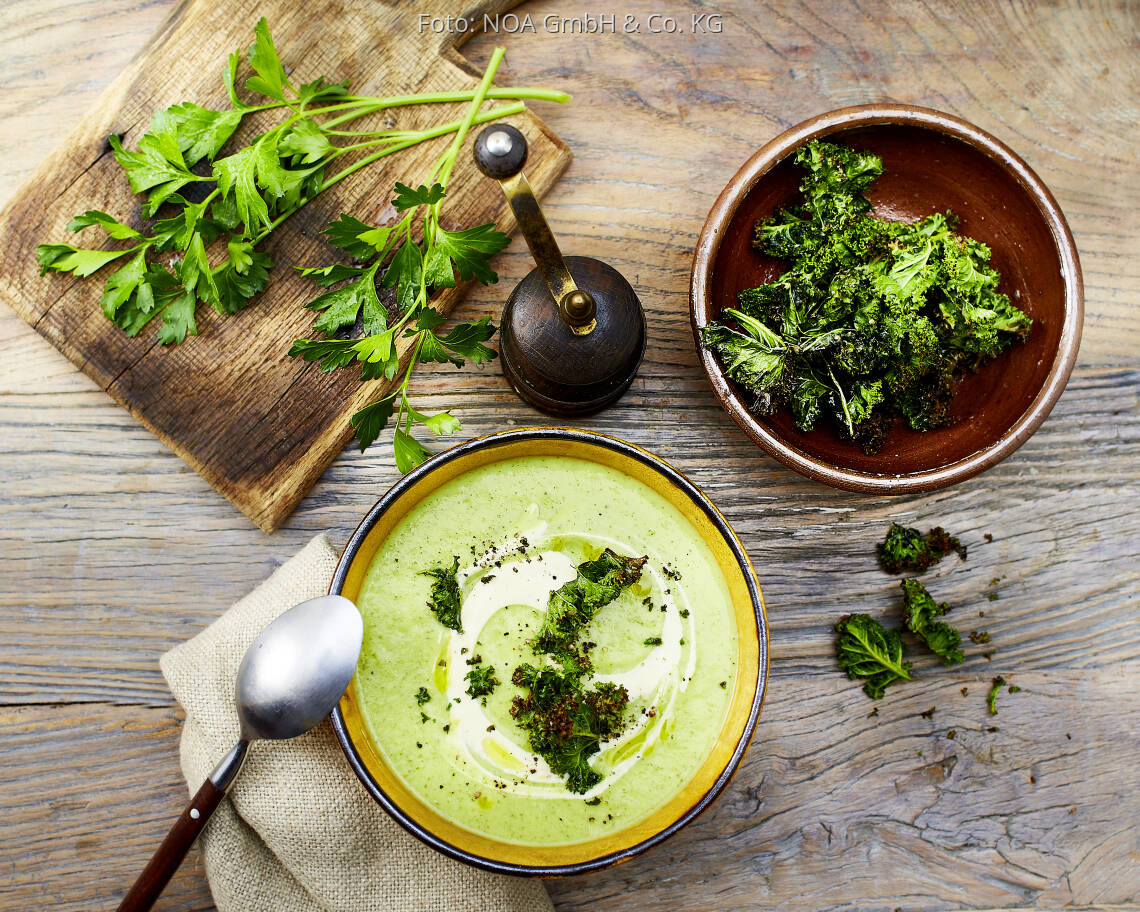 Vegetarisches Rezept: Petersiliencremesuppe mit Hummus