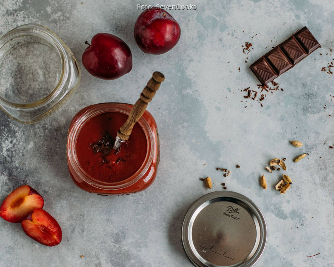 Vegetarisches Rezept: Pflaumenmus mit Kardamom und Schokolade