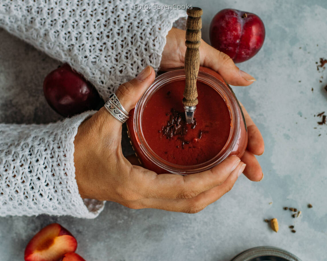 Vegetarisches Rezept: Pflaumenmus mit Kardamom und Schokolade