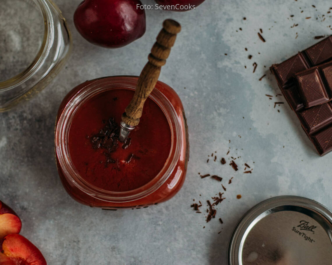 Vegetarisches Rezept: Pflaumenmus mit Kardamom und Schokolade