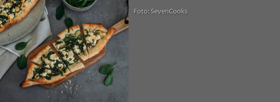 Rezeptbild für "Pide mit Spinat und Käse"