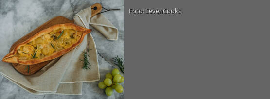 Rezeptbild für "Pide mit Trauben und Camembert"