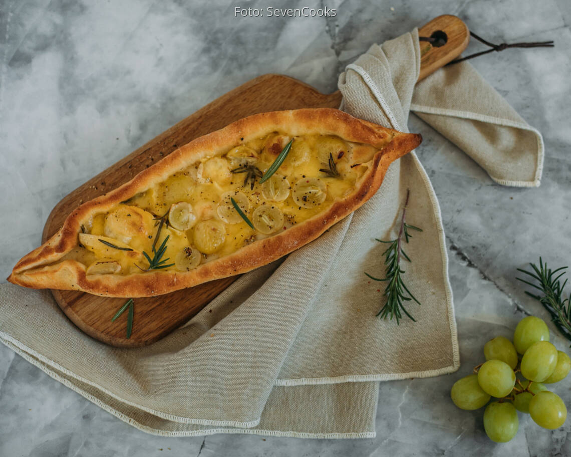 Vegetarisches Rezept: Pide mit Trauben und Camembert 1