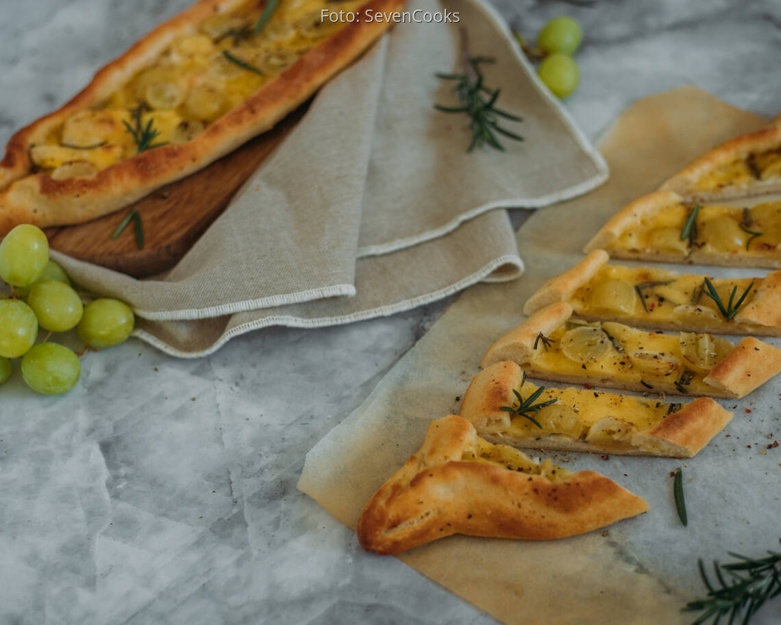 Vegetarisches Rezept: Pide mit Trauben und Camembert 2